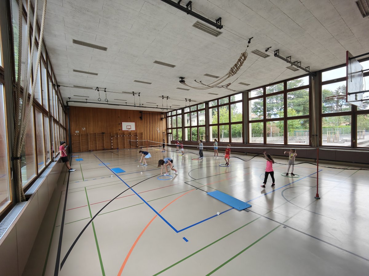 Entraînement de badminton à l'école de la Californie