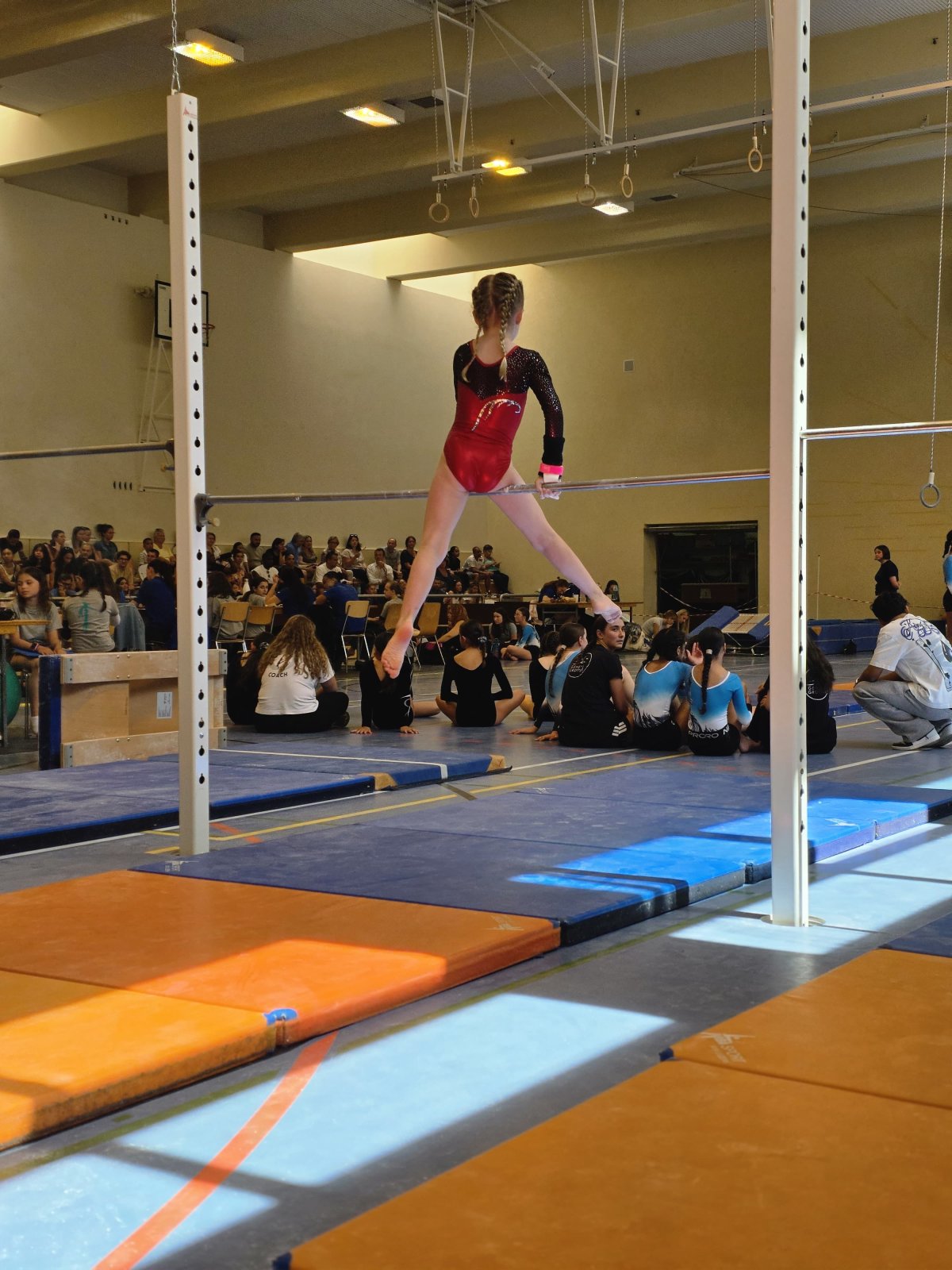 Gymnaste à la barre fixe en concours